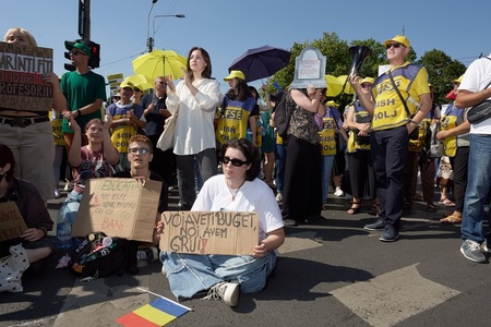 An şcolar început sub semnul austerităţii: profesori dedicaţi, dar obosiţi