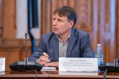 Mesajul directorului Liceului Teoretic din Balş, Marian Anghel, pentru decidenţii din educaţie: „Ascultaţi oamenii din şcoli – profesori, elevi, părinţi şi directori – şi construiţi politici educaţionale pe baza realităţilor din teren, nu doar pe statistici”