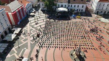 Timişoara: 500 de oameni de la 9 la 87 de ani au participat la ”Marea Dictare”, un concurs organizat după proiectul parizian ”La Grande Dictée des Champs Élysées” / Dominic Fritz:  Regulile gramaticale nu sunt un moft - FOTO