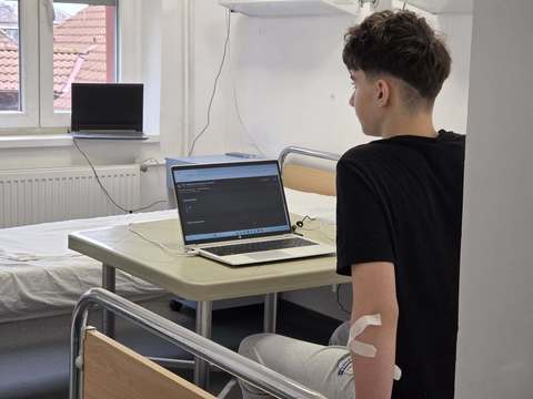 Un elev al Colegiului Naţional ”Spiru Haret” din Târgu Jiu a susţinut Olimpiada Naţională de Informatică din spital, la două zile după ce a fost operat de urgenţă