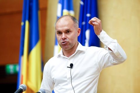 Funeriu, după ce a comparat manuale de ştiinţe din România, Franţa şi cele aferente curriculumului Cambridge: Avem manuale ale căror pagini par concepute pentru imprimat pe tricouri, nu pentru înţeles în clasă / Apel către ministrul Educaţiei