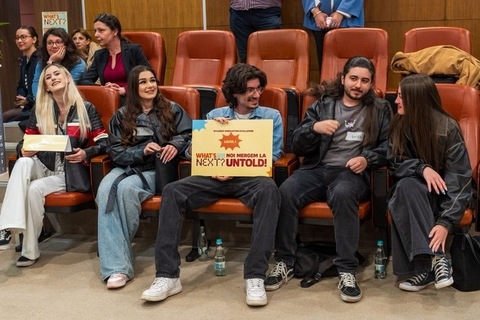 Idee inedită a studenţilor la Facultatea de Jurnalism şi Ştiinţele Comunicării: reciclarea aparatelor vechi, promovată pe baza superstiţiilor - FOTO