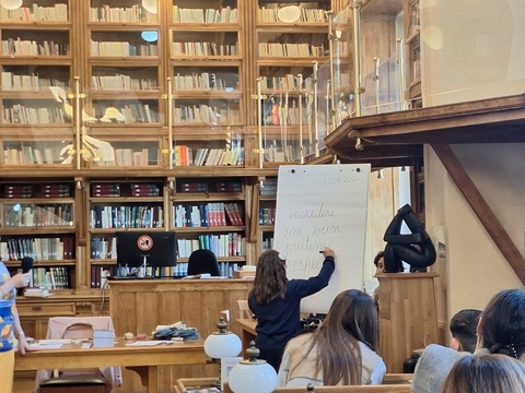 Ora de Caligrafie, de Ziua Cărţii, exerciţiu de memorie şi motivare - Scriitoarea Ioana Nicolaie i-a îndemnat pe copii să scrie de mână: "Atunci când scriem de fapt ne desenăm pe noi înşine"/ FOTO