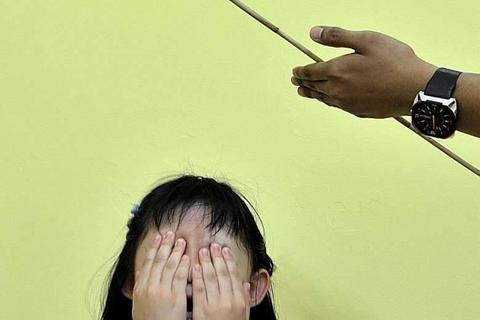 Singapore lansează o nouă strategie anti-bullying: Profesorii pot aplica pedepse corporale cu băţul elevilor, dar doar cu aprobarea directorului