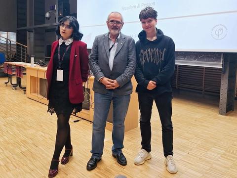 O elevă de la Colegiul Naţional ”Alexandru Lahovari” din Râmnicu Vâlcea, România a obţinut o menţiune la Olimpiada Internaţională de Filosofie, având tema generală ”Freedom & Reason”