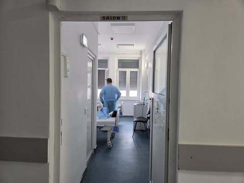 Doi elevi au susţinut a doua probă a examenului de bacalaureat în Spitalul Judeţean de Urgenţă Târgu-Jiu / Ambii au fost operaţi de urgenţă / Şi proba de joi va fi susţinută din salon
