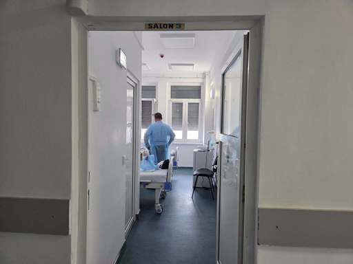 Doi elevi au susţinut a doua probă a examenului de bacalaureat în Spitalul Judeţean de Urgenţă Târgu-Jiu / Ambii au fost operaţi de urgenţă / Şi proba de joi va fi susţinută din salon