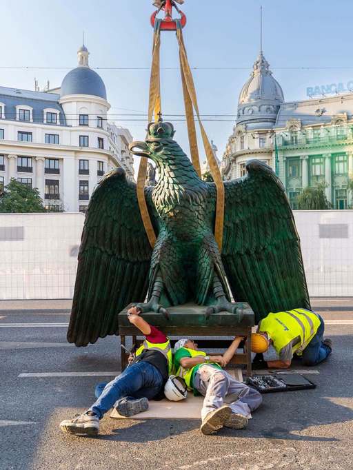 Moment istoric la Bucureşti – Vulturul şi cei doi grifoni care fuseseră distruşi în urma bombardamentelor din 1944, reamplasaţi pe Palatul Universităţii din Bucureşti / Ciprian Ciucu: Vor fi pentru generaţii aici, în inima Bucureştiului – VIDEO