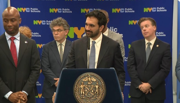 Majoritatea elevilor din New York nu mai au voie să folosească inteligenţa artificială. Primarul Zohran Mamdani impune o interdicţie de un an în acest sens