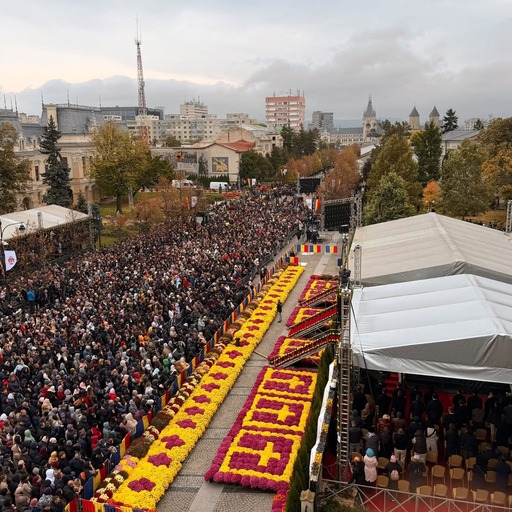 Zece tineri cu rezultate remarcabile la învăţătură, selectaţi de Arhiepiscopia Iaşilor, vor primi burse de până la 4.000 de lei / Pelerinajul de Sf. Parascheva continuă, aproape 20.000 de oameni aşteptând la rând să se închine la sfintele moaşte
