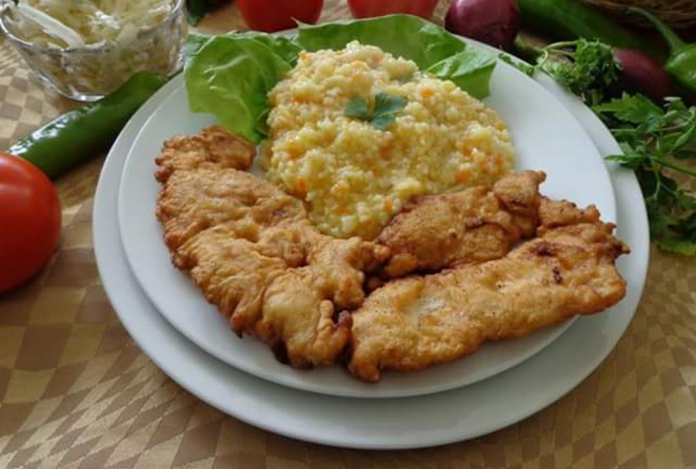 Şniţel de pui cu orez şi legume