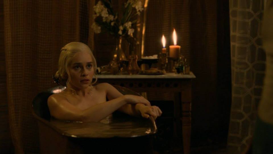 Emilia Clarke mărturiseşte că a fost obligată de producători să filmeze nud...