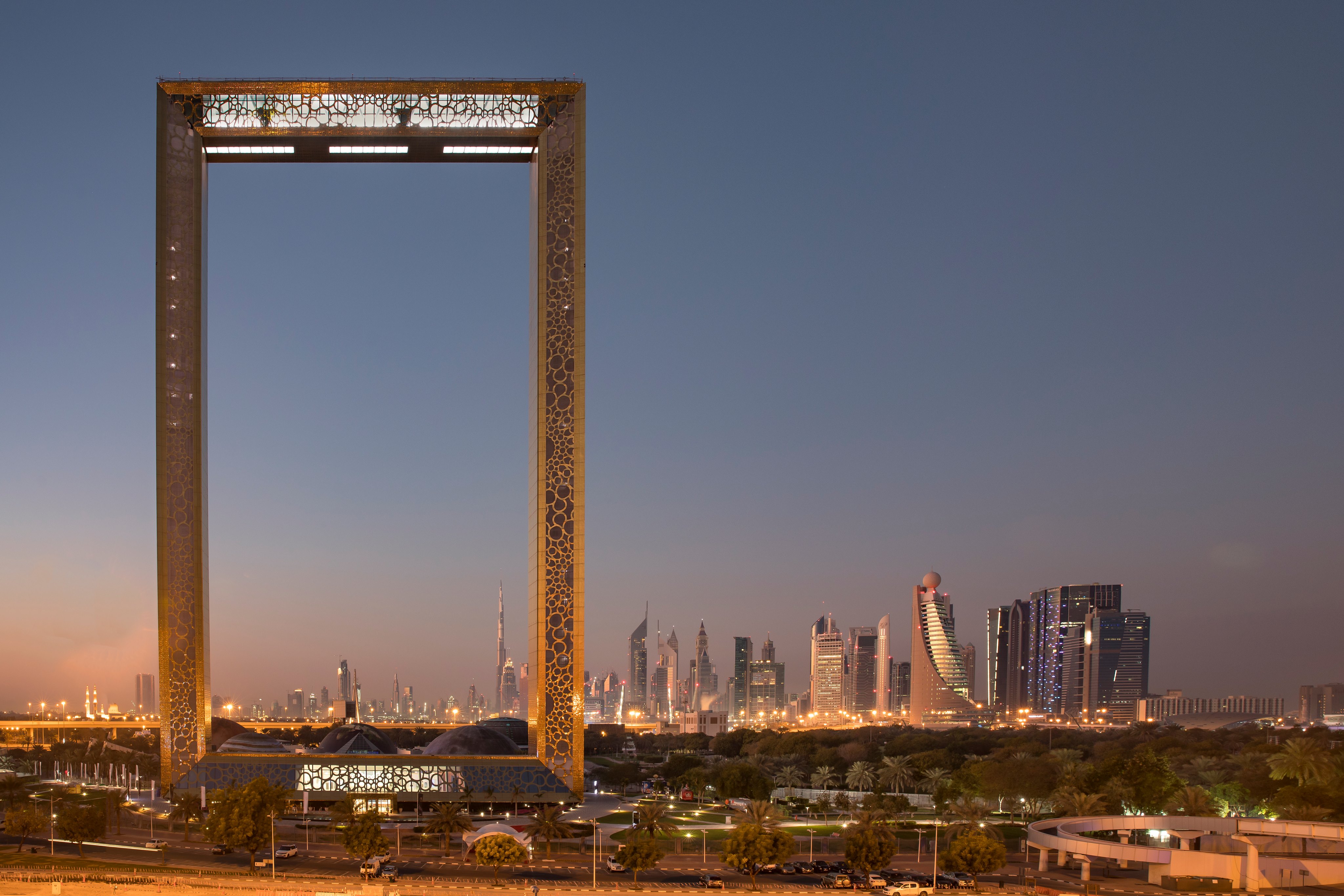 Dubai frame. Арка в Дубае. Золотая арка Дубай. Золотая рамка Дубай. Золотая башня Дубай.