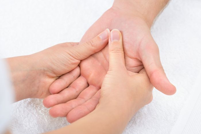 Ce este şi cum ajută reflexoterapia în palmă