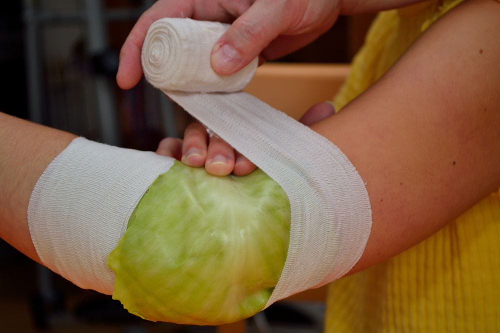 Cum te ajută compresele cu varză. Remediul bunicii chiar funcţionează