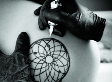 Vrea un tatuaj? Iată ce riscuri implică!