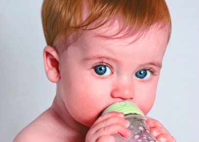 Laptele de vacă, interzis copiilor mai mici de un an