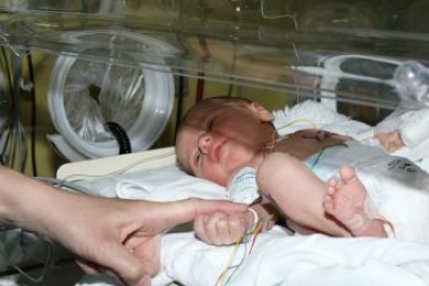 Naştera naturală vs. naşterea prin cezariană. Care sunt avantajele şi riscurile