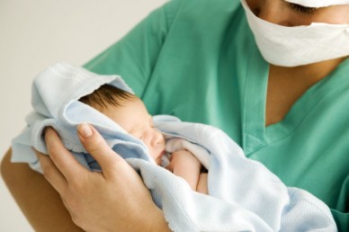 Naşterea acasă este periculoasă atât pentru mamă, cât şi pentru făt. Ce spun ginecologii