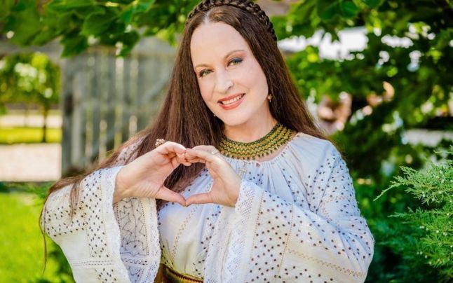 cum îşi îngrijeşte părul şi tenul