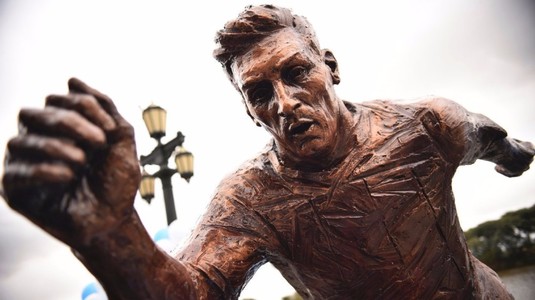 Fanii lui Cristiano Ronaldo sunt în culmea fericirii. Statuia lui Messi din Buenos Aires a fost vandalizată
