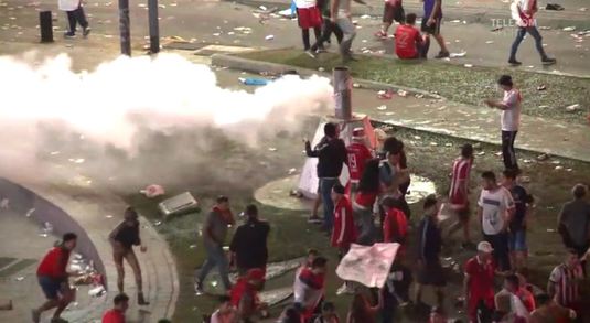 VIDEO | A fost război pe străzile din Buenos Aires! Fanii s-au bătut cu forţele de ordine. Au avut loc arestări