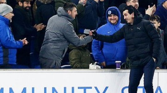 Unai Emery şi-a cerut iertare după ce a lovit din greşeală cu o sticlă de apă un fan al echipei Brighton