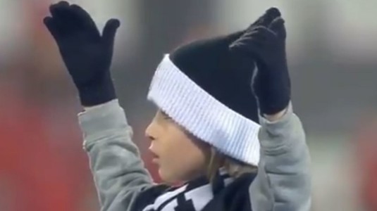 VIDEO | Moment uluitor la partida PAOK - Olympiacos. Un copil a dirijat zeci de mii de fani. Atmosferă fabuloasă în tribune la derby