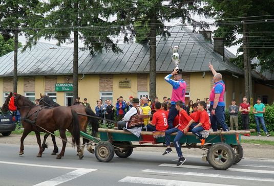 GALERIE FOTO | Copiii din Ruginoasa, câştigătorii primei ediţii din Cupa Satelor, au fost plimbaţi cu căruţa prin comună :))