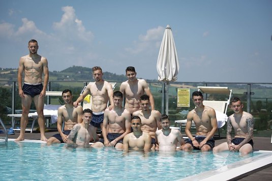 VIDEO & FOTO | Liber la piscină. Titularii din meciul cu Croaţia au avut recuperare, restul s-au antrenat cu Contra şi Sânmărtean 