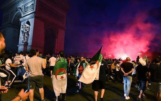 Algeria merge în semifinalele Cupei Africii după un meci dramatic. Incidente la Paris după victoria algerienilor