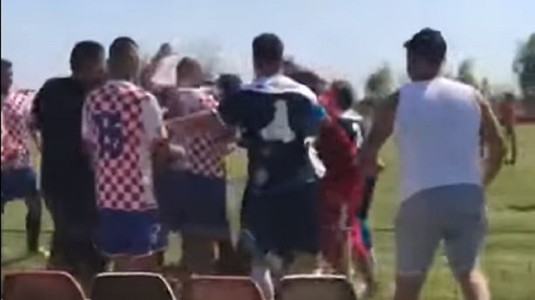 VIDEO | Au uitat de fotbal şi şi-au împărţit pumni şi picioare. Bătaie generală la un meci din Dâmboviţa