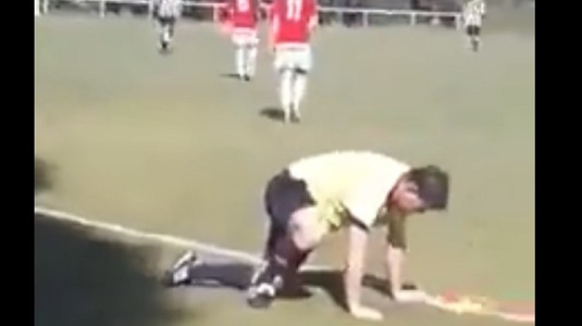 VIDEO | Incredibil! Un arbitru a venit beat "mort" la un meci de fotbal. Imaginile au devenit virale pe internet