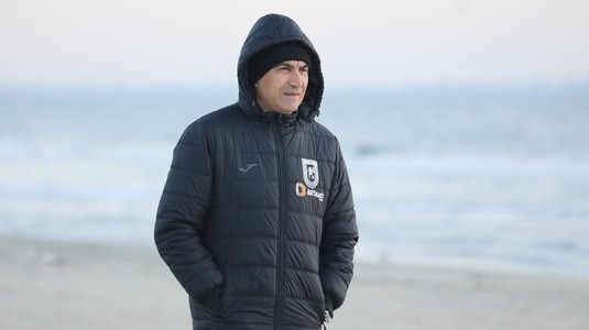 FOTO | Victor Piţurcă şi-a dus jucătorii în cantonament la mare. Oltenii s-au scăldat în apa rece
