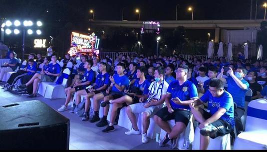  FOTO Fanii lui Jiangsu au urmărit împreună succesul echipei lui Olăroiu. Din etapa viitoare pot merge la meciuri! 