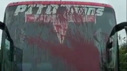 VIDEO | Rapidiştii nu uită şi nu iartă! Au vandalizat autocarul celor de la UTA Arad, într-o parcare din Snagov