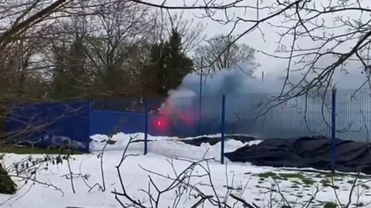 Formaţia engleză Ipswich Town a fost nevoită să-şi anuleze antrenamentul după ce suporterii echipei au incendiat cu torţe zona din apropiere