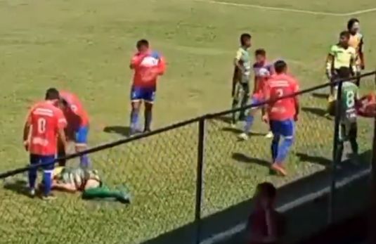Scene demne de simularea secolului într-un meci din Guatemala. Un jucător "s-a lovit" singur în cap cu un obiect din tribune