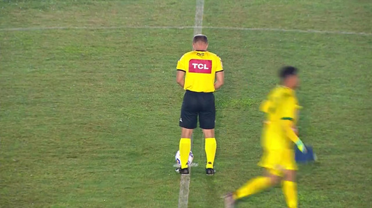 Arbitrul unui meci de fotbal din Brazilia a urinat la centrul terenului chiar înainte de a fluiera startul partidei
