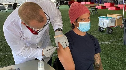Alexandre Pato este unul dintre primii jucători de fotbal care postează imagini în timp ce primeşte vaccinul pentru COVID-19