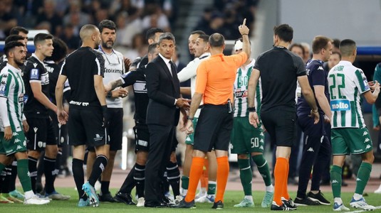 VIDEO | Probleme la finala Cupei Greciei! PAOK a încasat primul gol, iar suporterii şi-au pierdut cumpătul. Au aruncat cu sticle şi pietre în jucători, iar meciul a fost întrerupt