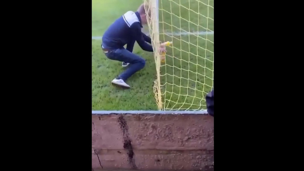 Un fan a înlocuit sticla unui portar cu una plină cu urina sa. Goalkeeper-ul a băut din ea, iar ce a urmat apoi este absolut halucinant | VIDEO