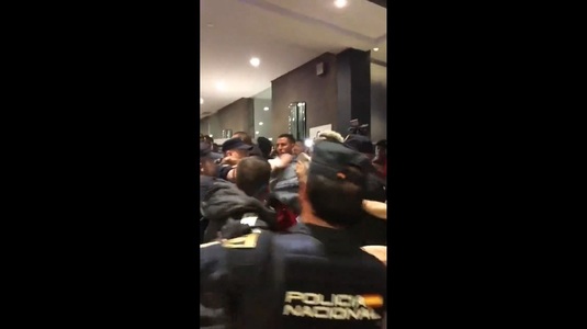 VIDEO | Jucători din naţionala Peru, agresaţi de poliţia spaniolă! Imagini greu de crezut de la Madrid. Ce s-a întâmplat