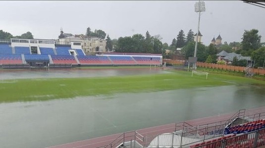 Patru ani, dar degeaba! Noul stadion din Târgovişte s-a transformat în bazin de înot, după ploile recente: ”Iarna îl vor face patinoar”