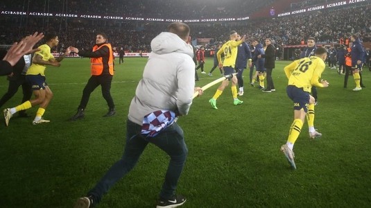 VIDEO | S-a deschis o anchetă după ce jucătorii lui Fenerbahce au fost atacaţi de suporterii lui Trabzonspor
