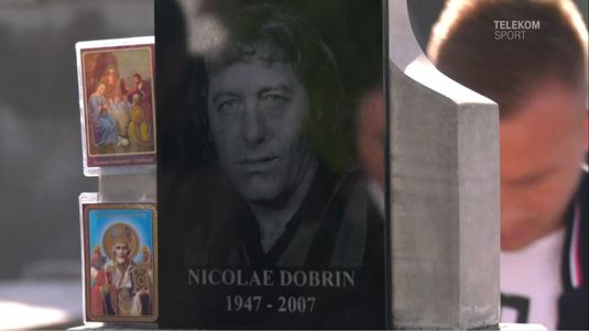 VIDEO | Zece ani fără Dobrin. Zeci de oameni au depus coroane de flori la mormântul "Prinţului din Trivale"