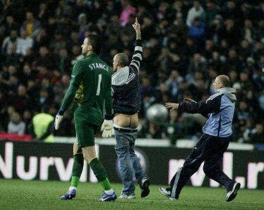 FOTO La Pandurii - Steaua, un fan a intrat pe teren şi i-a arătat fundul lui Stanca. Un altul a fost oprit să pătrundă pe gazon!