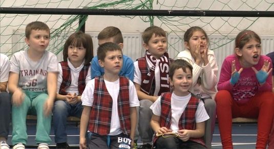 VIDEO Rapidiştii au împărţit cadouri copiilor de la Şcoala 198