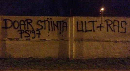 FOTO | Fanii craioveni au vandalizat stadionul "Extensiv". Mesajele împotriva FCSB şi CSU. Urmează meciul cu Steaua
