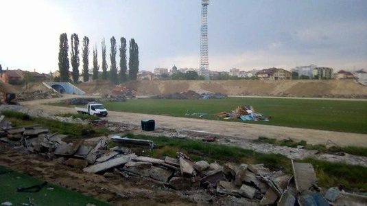 Din legendarul stadion "Central" al Băniei au rămas doar tabela şi nocturna. Imagini cutremurătoare